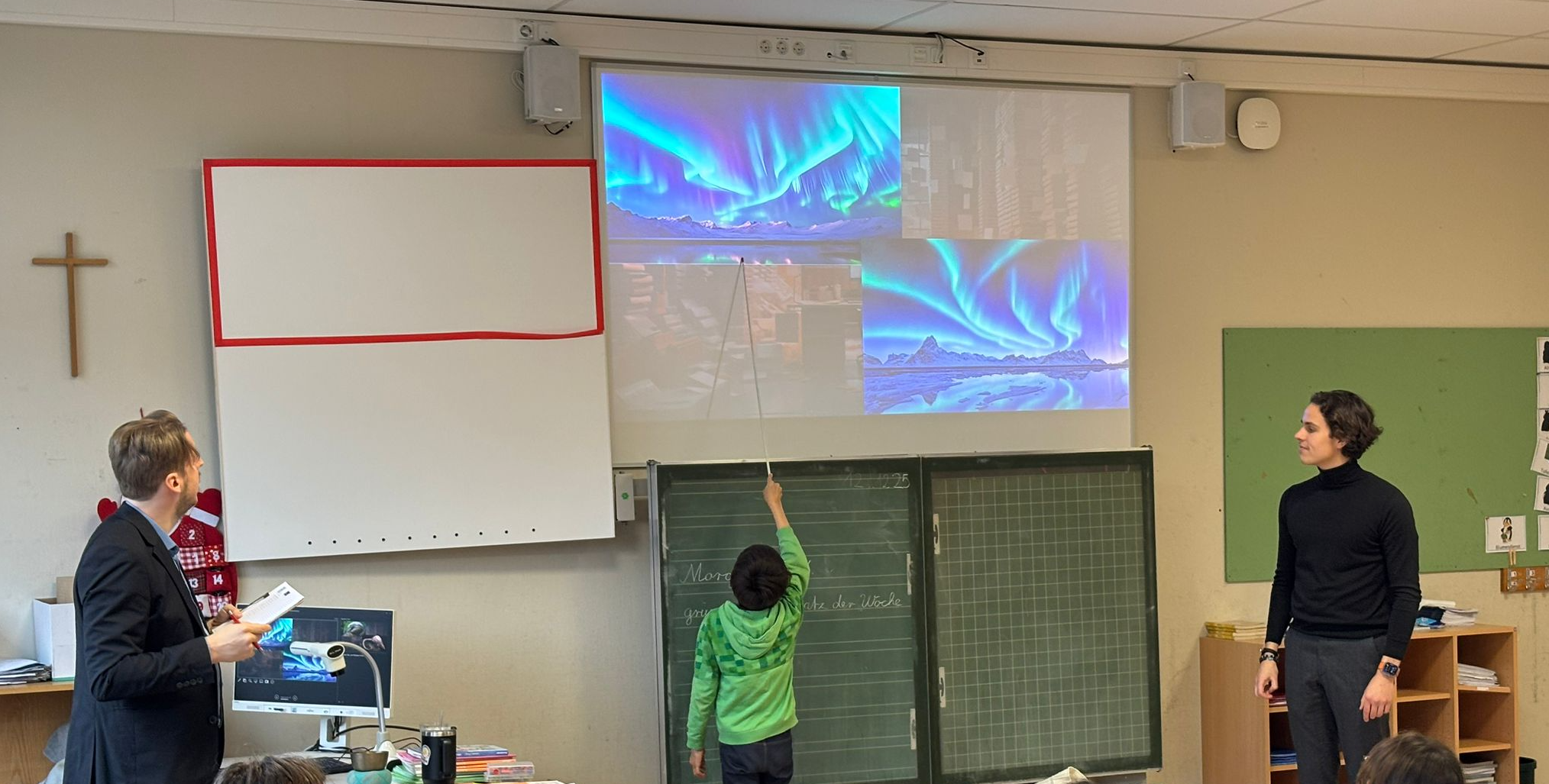 Kind erklärt vor der Klasse seine Begründung