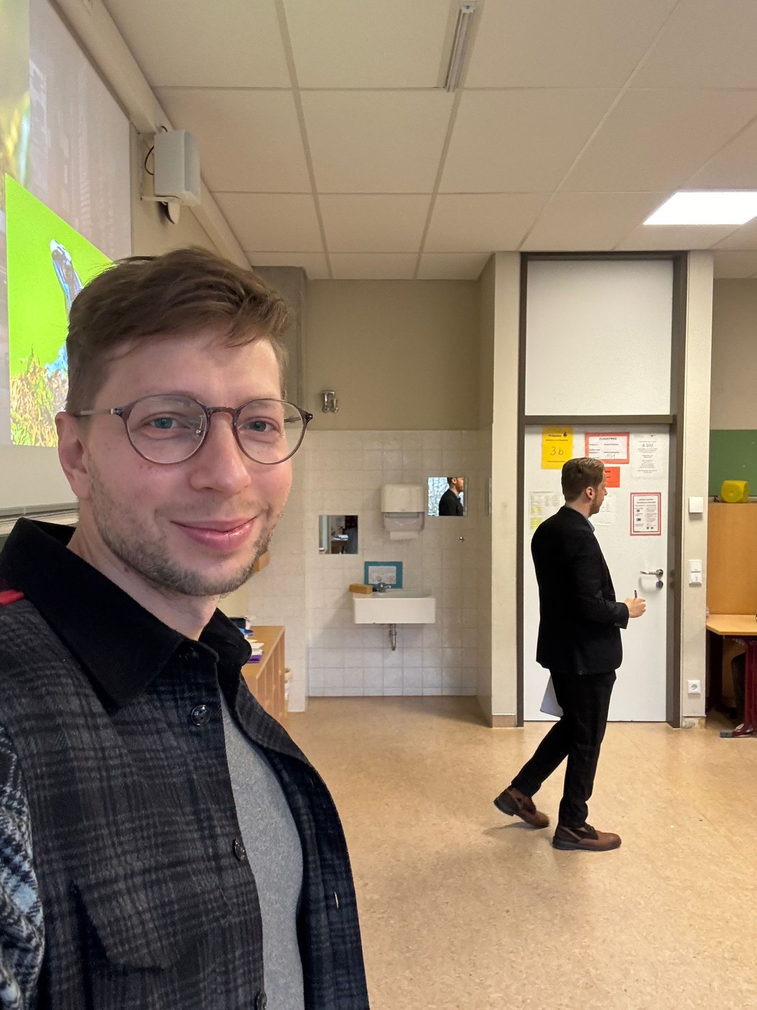 Aux-Valley-Team beim Aufbau im Klassenraum