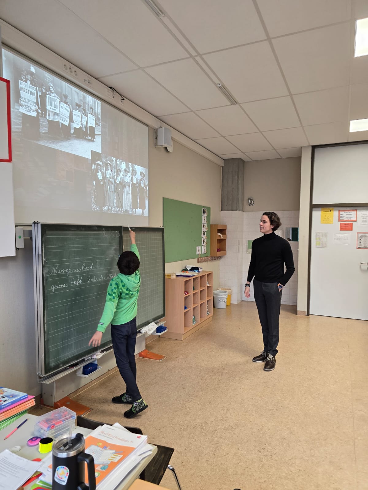 Schüler:in zeigt auf einen vermeintlichen KI-Fehler