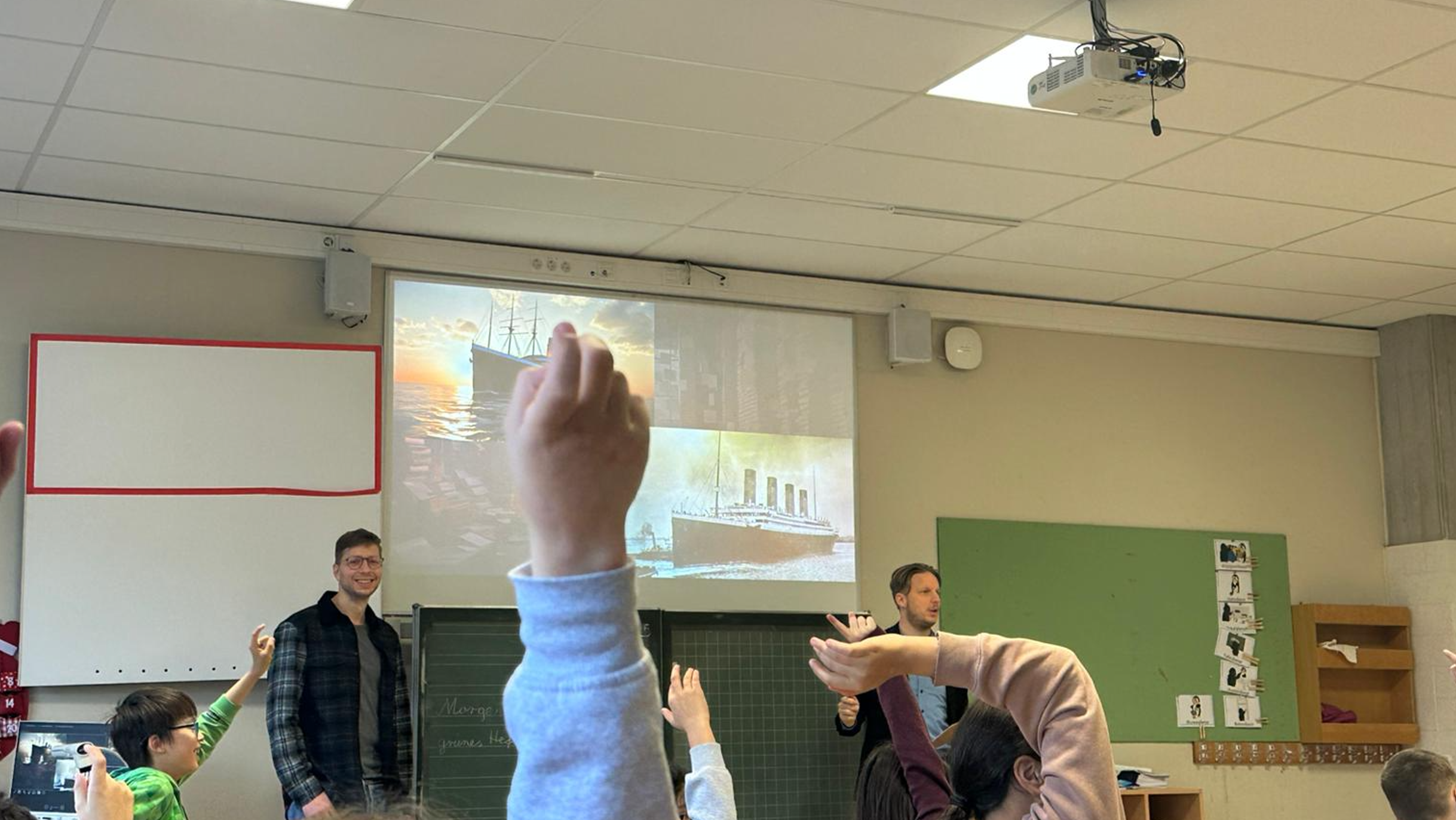 Schüler ruft selbstbewusst die Antwort