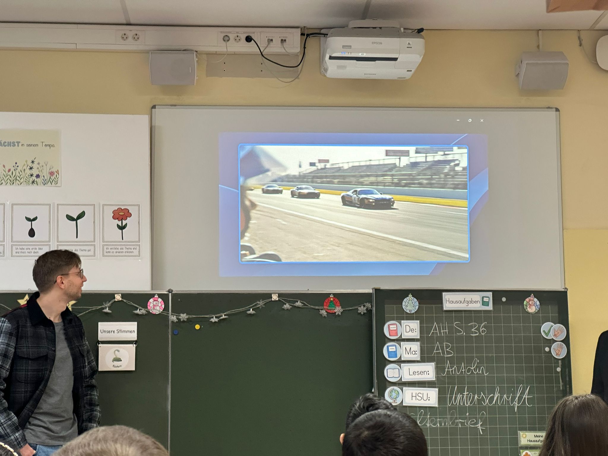 Klasse schaut konzentriert auf den Beamer