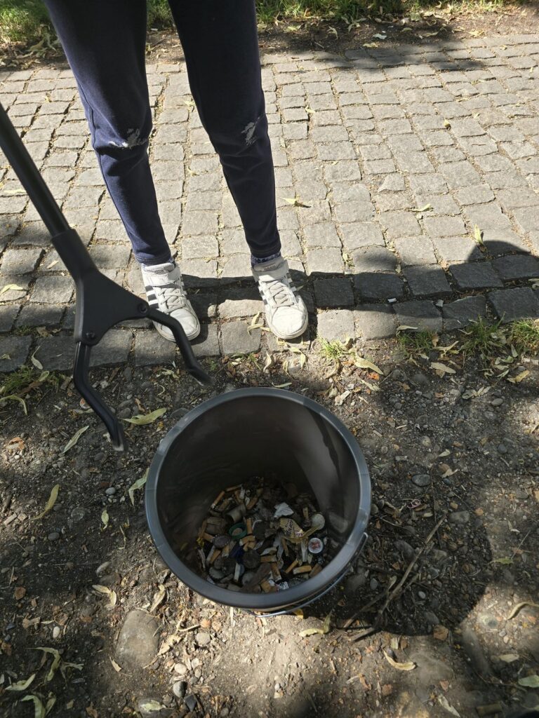 Eimer voller gesammelter Zigarettenkippen