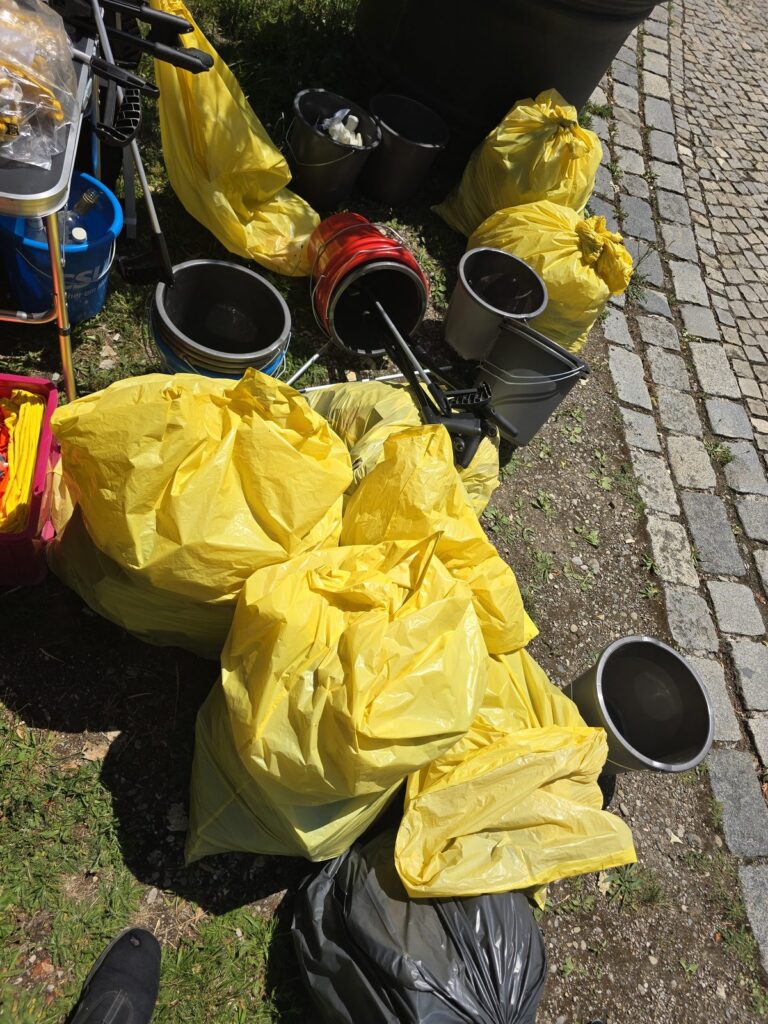 Gefüllte gelbe Säcke und Eimer nach der Putzaktion